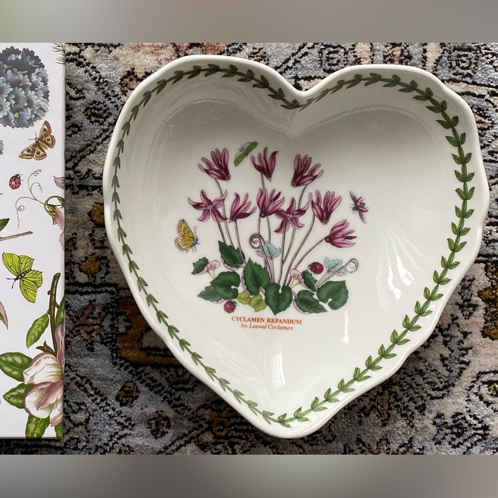 Portmeirion Botanic Garden 8.5" Scalloped
Heart Shaped Dish